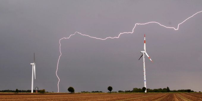 Hier ging's vermutlich noch gut, aber Blitze treffen vergleichsweise häufiger hohe Punkte im Gelände – wie solche Windräder. Feld Windräder Blitz Gewitter
