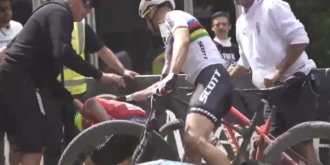 Nino Schurter gibt Mathias Flückiger einen Klaps auf den Rücken. Nino Schurter