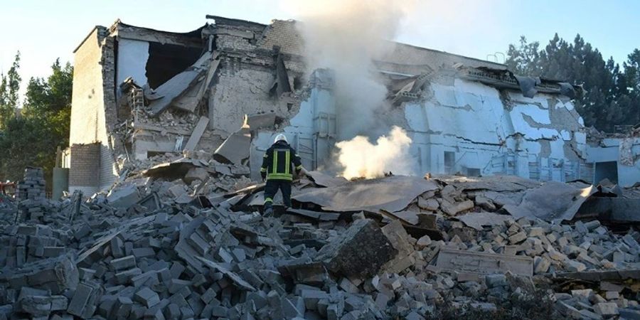 Durch Raketengriff zerstörtes Gebäude in Mykolajiw