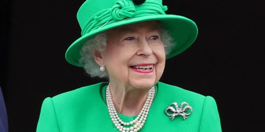 Die Queen im grünen Outfit auf dem Balkon des Buckingham Palastes währen ihres Platin-Jubiläums.