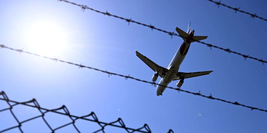 Ein Airbus A320 der Eurowings landet auf dem Konrad-Adenauer-Flughafen Köln-Bonn.