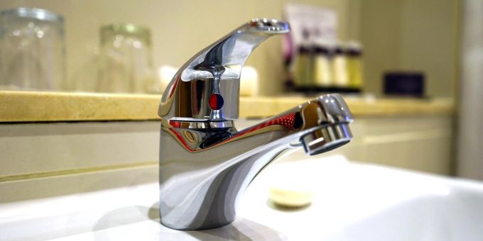 Den Einhebelmischer auf kalt gestellt – schon sparen Sie Energie, die nicht in warmes Wasser fliessen muss! Einhebelmischer Spiegel Waschbecken Seife
