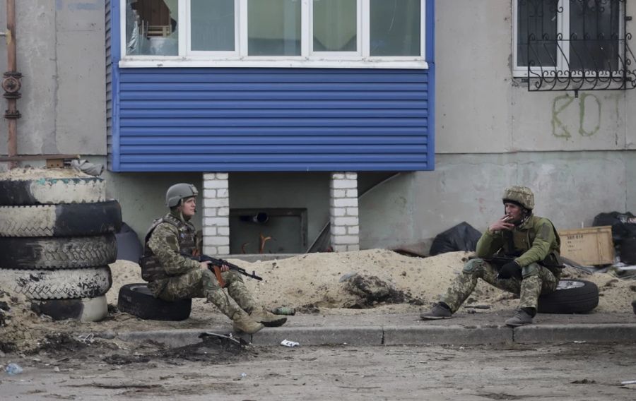 Ukrainische Soldaten ruhen sich am 16. April 2022 in Sjewjerodonezk aus.