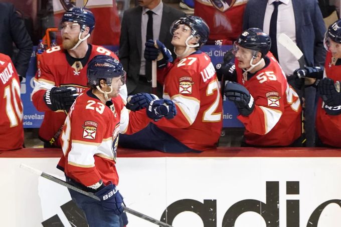 Nach einer fulminanten Aufholjagd legen die Florida Panthers in der Serie gegen die Washington Capitals vor, Carter Verhaeghe (vorne), glänzt dabei mit fünf Punkten. forida panthers