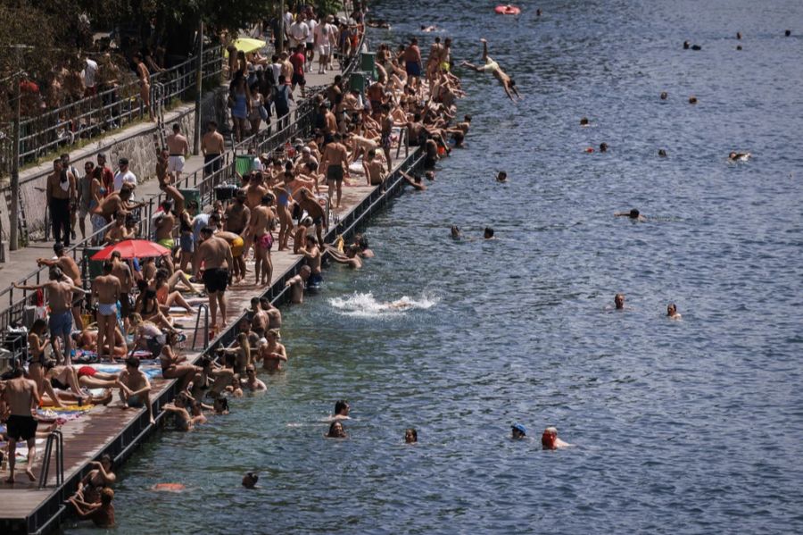 Der Letten an der Limmat in Zürich ist am Samstag, 18. Juni wegen dem sehr heissen Wetter sehr gut besucht.