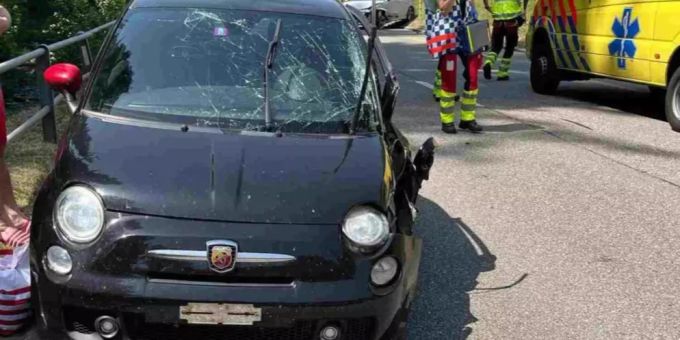 Auto kollidiert mit entgegenkommendem Personenwagen.