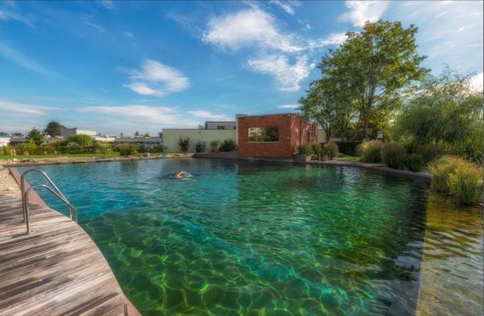 Türkisfarbenes Wasser und Wellness pur: Das Naturbecken in Bad Zurzach ist eine Spa-Perle und sorgt für Entspannung wie im Strandurlaub. Wellness