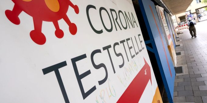 Ein Mann geht an einer Corona-Teststelle in München entlang. Ein Mann geht an einer Corona-Teststelle in München entlang.