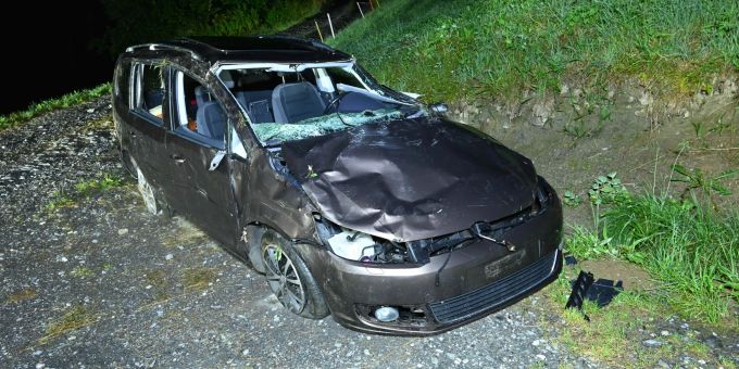 Weisstannen: Auto überschlägt sich nach Selbstunfall Weisstannen: Auto überschlägt sich nach Selbstunfall