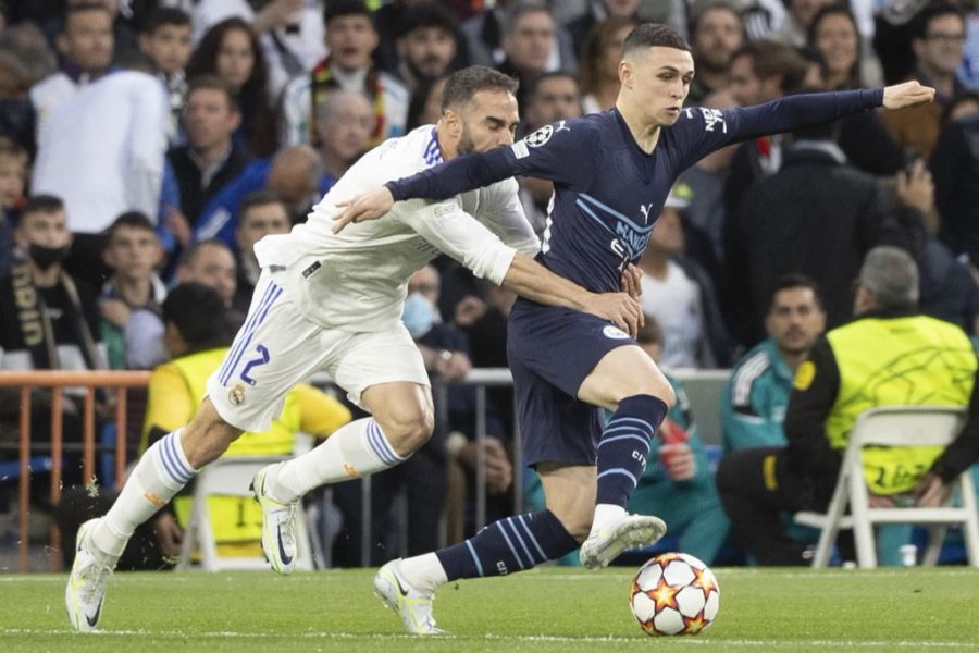 Der Engländer Phil Foden (r.) kann nur mit einem Foul gestoppt werden.