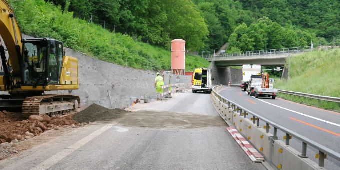 Bauarbeiter fällt rund zwei Meter tief.