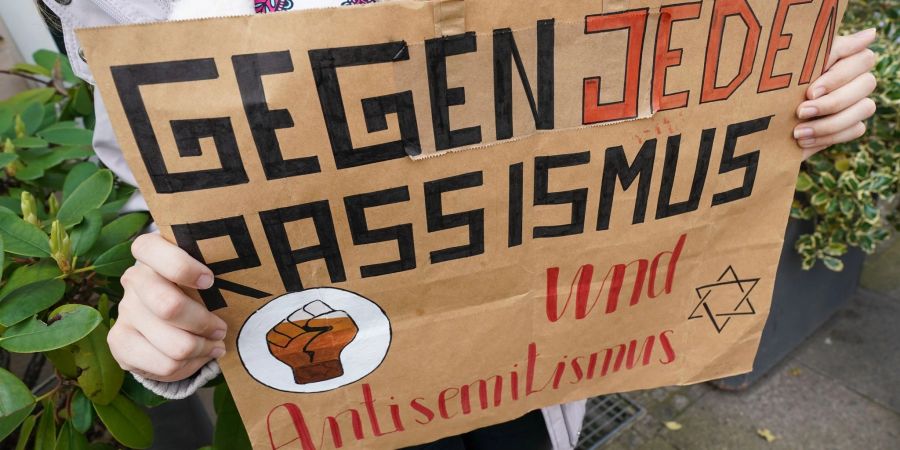 Ein Plakat bei einer Demonstration gegen Rassismus in Halle.