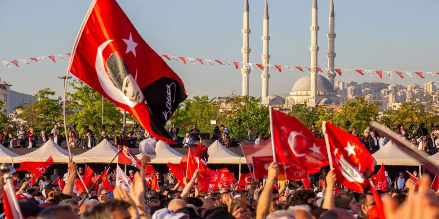 Tausdene Demonstranten füllen das Maltepe-Kundgebungsgelände in Istanbul.