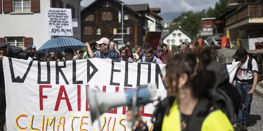 Die von «Strike-WEF» organisierte Klimawanderung von Küblis nach Klosters zog am Samstag rund 50 Demonstrierende nach Graubünden. Sie forderten mehr Klimagerechtigkeit und kritisierten das WEF.