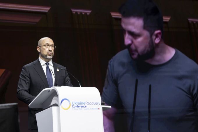 Ministerpräsident Denys Shmyhal spricht vor einem Video von Präsident Wolodymyr Selenskyj an der Ukraine-Konferenz in Lugano. Ukraine-Krieg