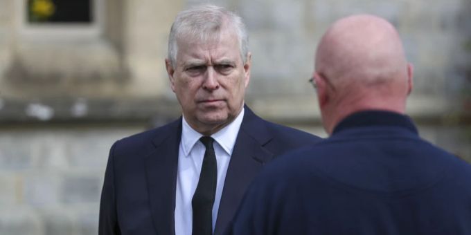 Gegen Prinz Andrew werden erneut Vorwürfe wegen seiner Beziehung zu Ghislaine Maxwell laut. Prinz Andrew Ghislaine Maxwell