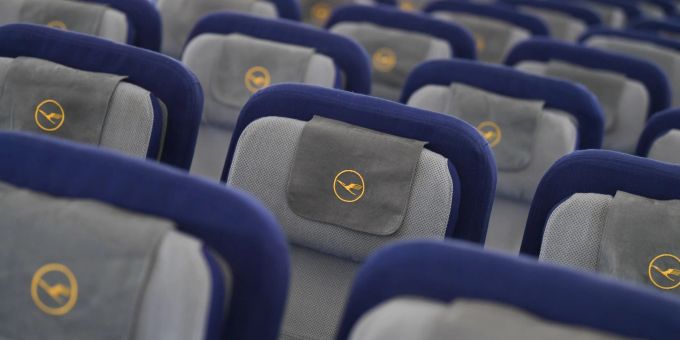 Lufthansa-Kunden, die sich für den «Economy Light»-Tarif entschieden haben, können den Sitzplatz nicht mehr auswählen - es sei denn, sie zahlen 25 Euro extra. Lufthansa-Kunden, die sich für den «Economy Light»-Tarif entschieden haben, können den Sitzplatz nicht mehr auswählen - es sei denn, sie zahlen 25 Euro extra.