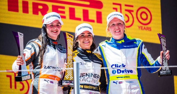 Abbi Pulling (li.) fährt ihre erste volle Saison in der W Series, Jamie Chadwick und Alice Powell sind seit 2019 dabei. W Series Formel 1