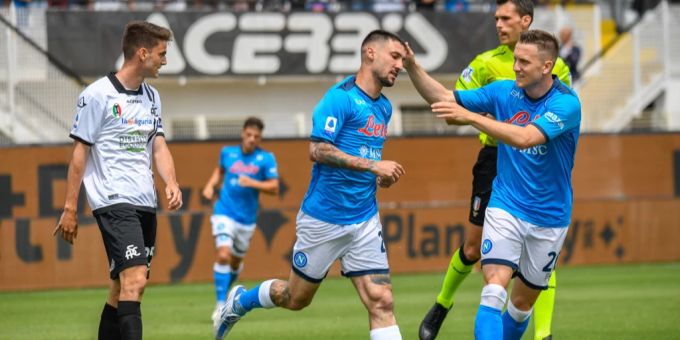 Matteo Politano jubelt nach seinem Treffer gegen Spezia Calcio. spezia calcio