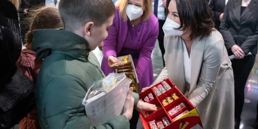 Annalena Baerbock und Nancy Faeser verteilen Süssigkeiten