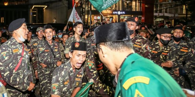 Kelompok Islam protes di depan Holywings Bar di Jakarta