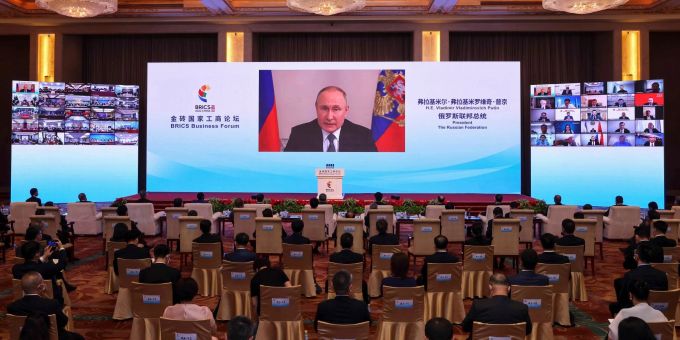 Auf diesem von der chinesischen Nachrichtenagentur Xinhua veröffentlichten Foto hält Wladimir Putin (Monitor), Präsident von Russland, bei der Eröffnungszeremonie des BRICS-Wirtschaftsforums in Peking eine Grundsatzrede per Videoschalte. Auf diesem von der chinesischen Nachrichtenagentur Xinhua veröffentlichten Foto hält Wladimir Putin (Monitor), Präsident von Russland, bei der Eröffnungszeremonie des BRICS-Wirtschaftsforums in Peking eine Grundsatzrede per Videoschalte.