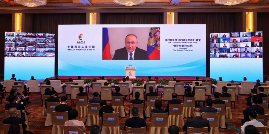 Auf diesem von der chinesischen Nachrichtenagentur Xinhua veröffentlichten Foto hält Wladimir Putin (Monitor), Präsident von Russland, bei der Eröffnungszeremonie des BRICS-Wirtschaftsforums in Peking eine Grundsatzrede per Videoschalte.