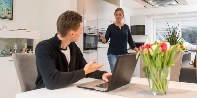 Sticheleien, Frustrationen und schlechte Laune: Wenn es lediglich um Unannehmlichkeiten geht, müssen sich Noch-Eheleute im Trennungsjahr in einer Wohnung arrangieren. Sticheleien, Frustrationen und schlechte Laune: Wenn es lediglich um Unannehmlichkeiten geht, müssen sich Noch-Eheleute im Trennungsjahr in einer Wohnung arrangieren.