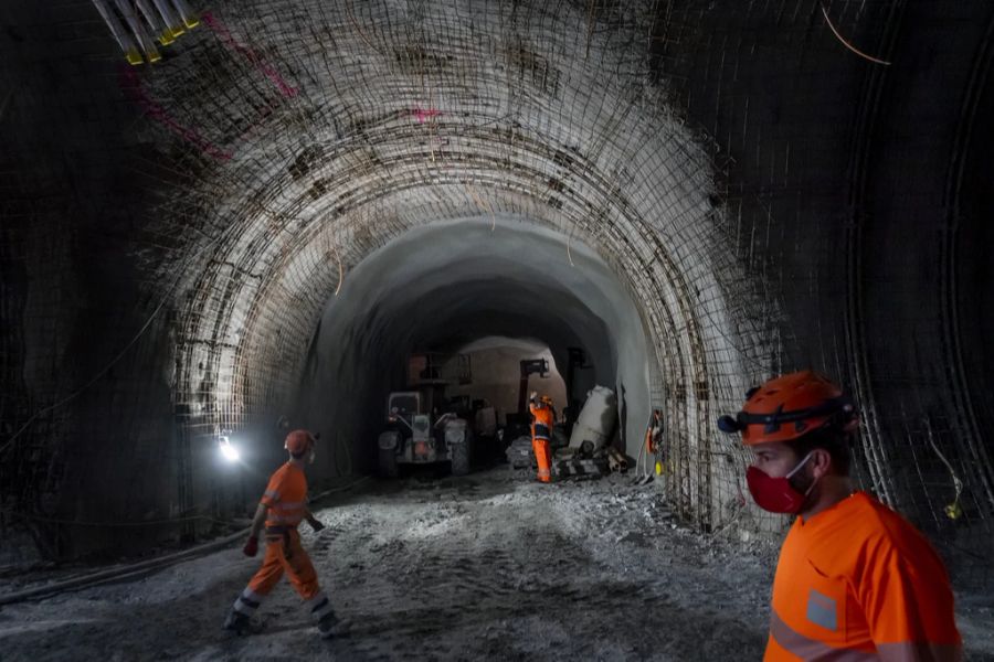 Bauarbeiter arbeiten am Lötschberg-Basistunnel.