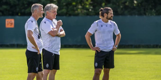 Begrüssen Alex Frei, Martin Andermatt und Davide Callà einen Superstar beim FC Basel? FC Basel