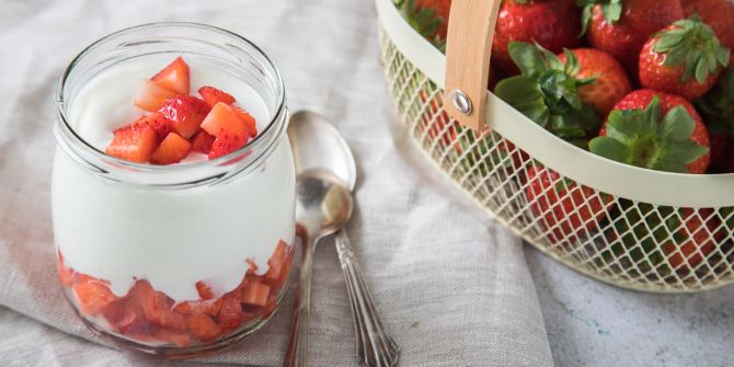 Erdbeeren Joghurt Körbchen Löffel