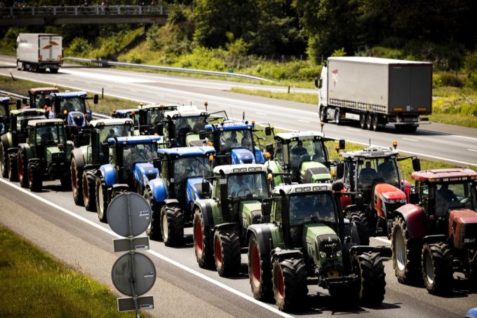 Bauern blockierten in der Niederlande mit Treckern die Strasse. Niederlande