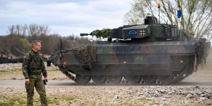Ein Brigadegeneral beobachtet bei einer Bundeswehrübung die Verlegung seiner Panzer. Hinter ihm fährt ein Schützenpanzer vom Typ «Puma». puma