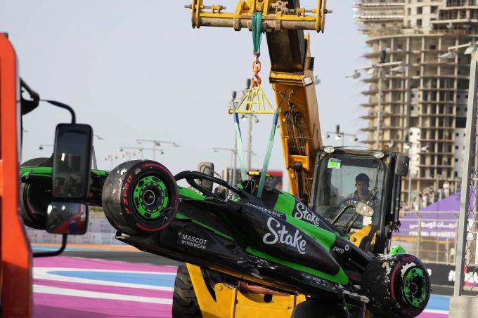 Zhou Guanyu zerlegte seinen Sauber im Training zum Saudi-Arabien-GP. Zhou Guanyu Sauber Saudi-Arabien