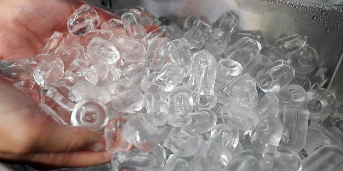 Wie bitte? - Zürcher Bar verlangt für Eiswürfel 1 Stutz