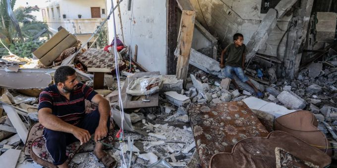 Der genaue Inhalt der Antwort auf Bidens Waffenruhe-Vorschlag bleibt zunächst unklar: In der Erklärung der Hamas heisst es lediglich, ihre Priorität lägen darin, dass der Krieg im Gazastreifen vollständig beendet wird und sich Israels Armee komplett zurückzieht. Der genaue Inhalt der Antwort auf Bidens Waffenruhe-Vorschlag bleibt zunächst unklar: In der Erklärung der Hamas heisst es lediglich, ihre Priorität lägen darin, dass der Krieg im Gazastreifen vollständig beendet wird und sich Israels Armee komplett zurückzieht.