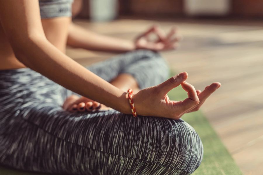 frau faltet hände, yoga