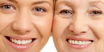 Zwei Frauen lachen in die Kamera.