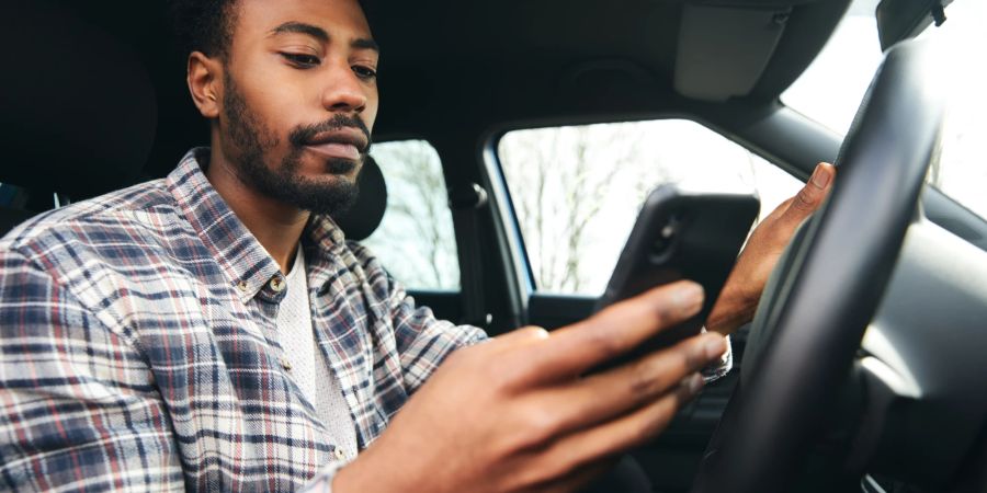 Smartphone am Steuer, Gefahr, Risiko, Fahrer, Auto