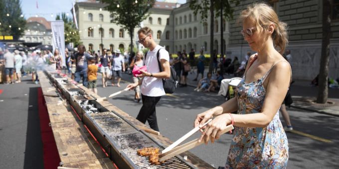 Ein Holzkohlegrill lädt am 1. August beim Bundeshaus ein. (Archivbild) Holzkohlegrill