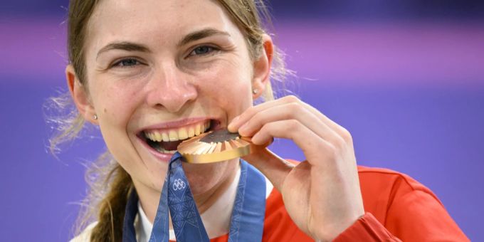 Zoé Claessens mit ihrer Bronzemedaille im Maison Suisse in Paris. Zoé Claessens Maison Suisse