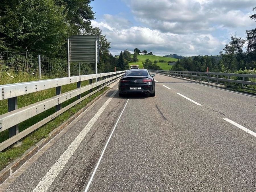 Der Pw kam auf der Gegenfahrbahn zum Stillstand.