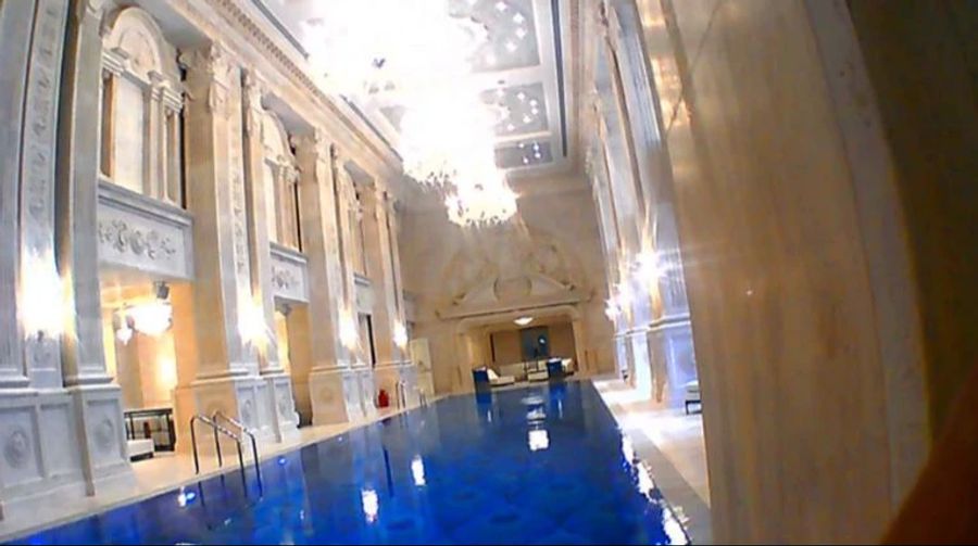 Im Palast befindet sich ein grosses Hallenbad mit Luxus-Kronleuchtern.