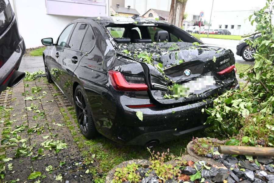 An den parkierten Autos entstand ein hoher Sachschaden.