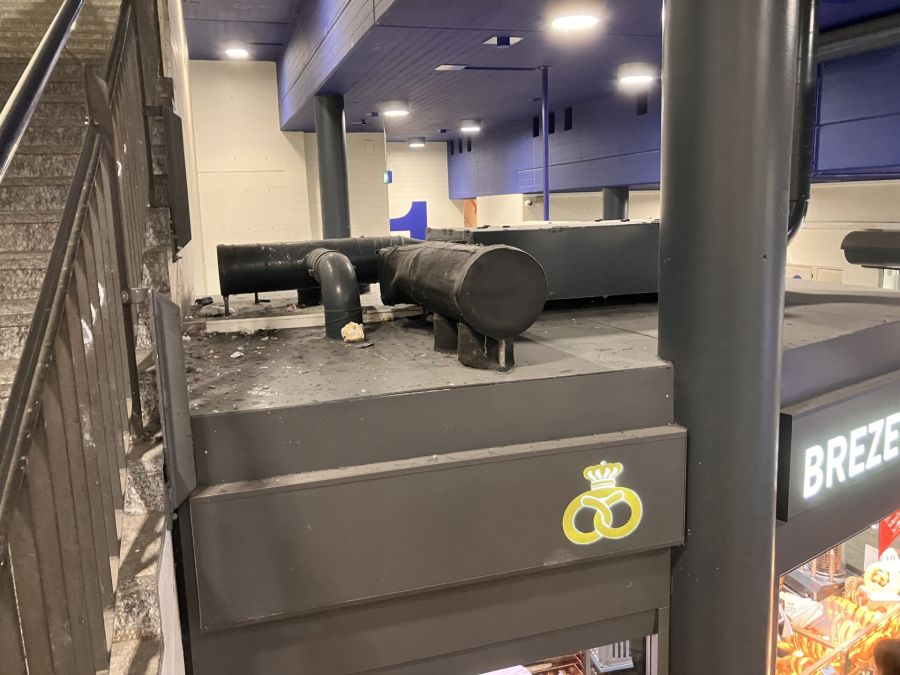 Prekär ist die Situation auf dem Dach vom Stand des Brezelkönigs