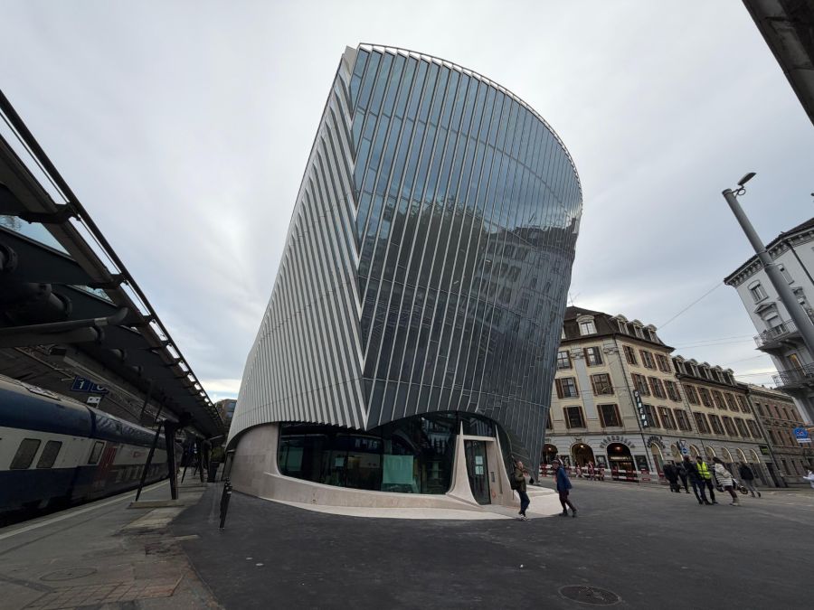 Wuchtig präsentiert sich das neue Gebäude, wenn man davor steht.