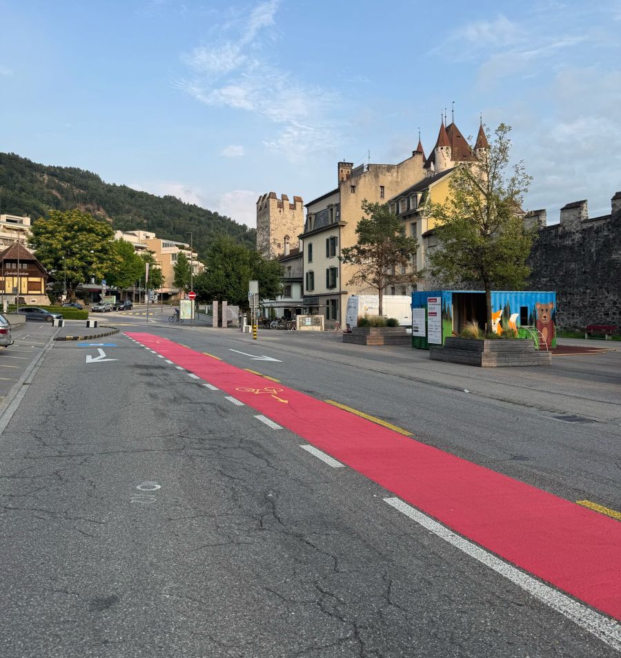 Gleiches gilt für den Velostreifen neben dem Parkhaus Grabengut.