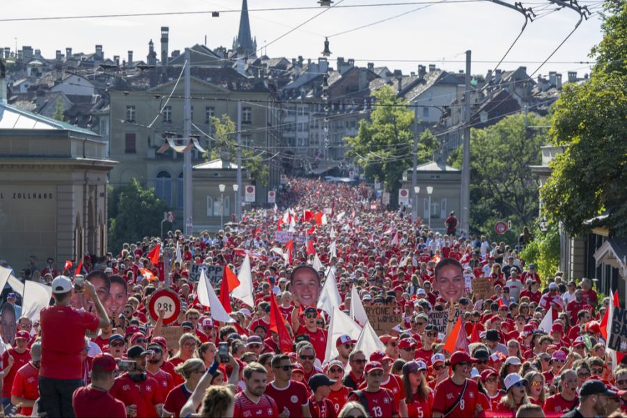 Ganz Bern war im Juli voll von Fussballfans. (Archivbild)