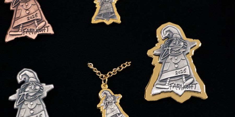 Die Plakette für die Basler Fasnacht 2026 wurde am Montag im Volkshaus in Basel präsentiert. Das Design stammt von Laternenmaler und Tattoo-Künstler Orlando und zeigt einen Binggis (...