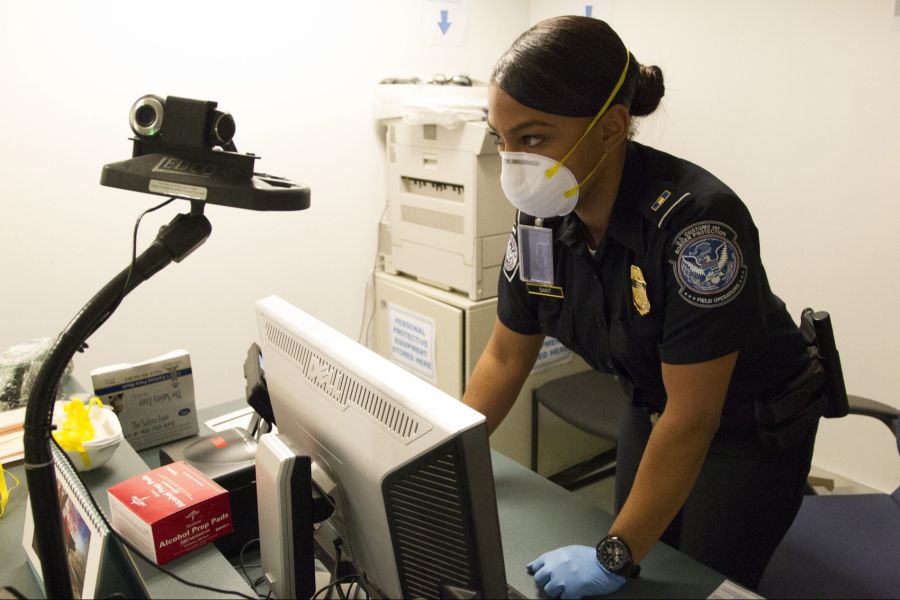 Die Grenzbeamten sollen wohl nach «Amerikafeindlichem» suchen.